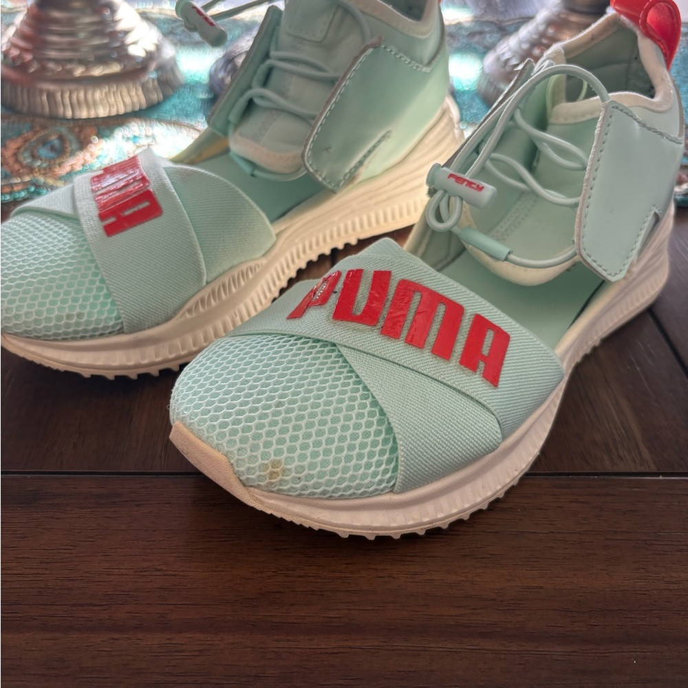 PUMA women’s sneaker